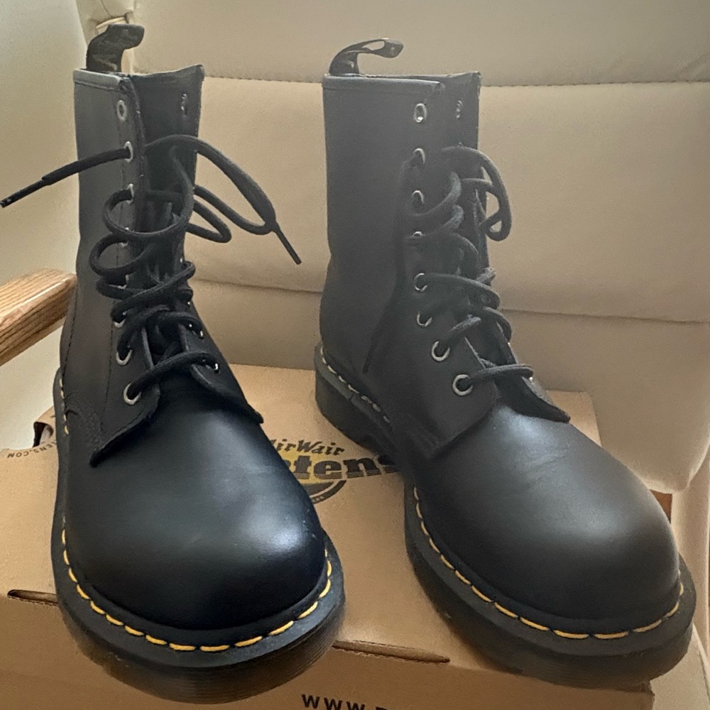 NWT Dr. Martens / 1460 Black Lace-Up Boots / 9W